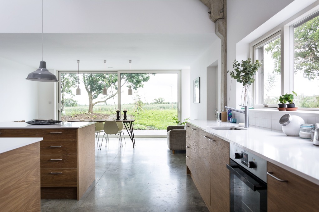 The kitchen and dining space are united, opened to outdoors and thanks to that filled with natural light