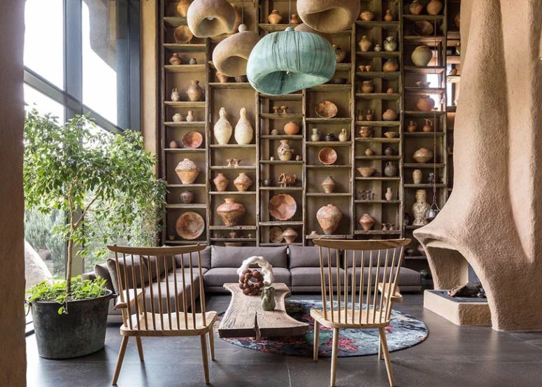 The living room includes a unique collection of clay, which is very antique