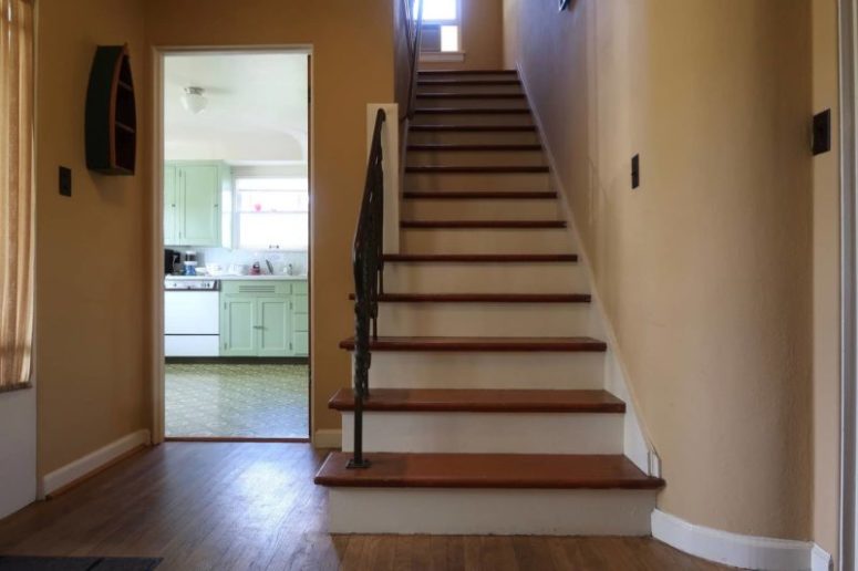The film team changed the original colors of the house repainting it to fit the concept, and the owners retained new shades The film team changed the original colors of the house repainting it to fit the concept, and the owners retained new shades