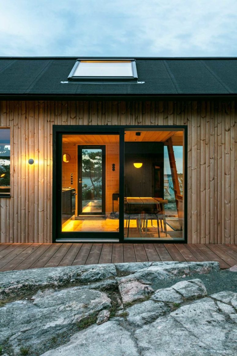 Glazed sliding doors let the owners enjoy the views and natural light and get an easy access to outdoors Glazed sliding doors let the owners enjoy the views and natural light and get an easy access to outdoors