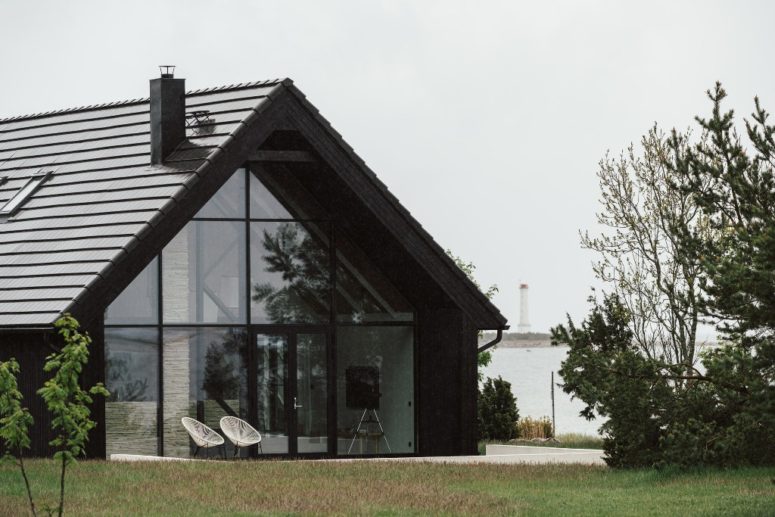 Contemporary Black Holiday Houses On The Beach - DigsDigs