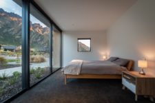 09 The bedrooms are small and opened to outdoors, there are glazed walls to enjoy the landscape