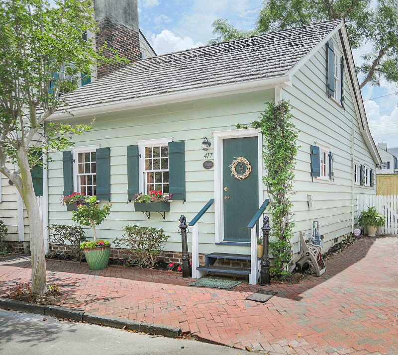 This charming vintage cottage is located in Savannah, Georgia, and features all that original charm