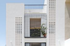 01 This contemporary home adopts the idea of a basilica plan to make the interior very flexible