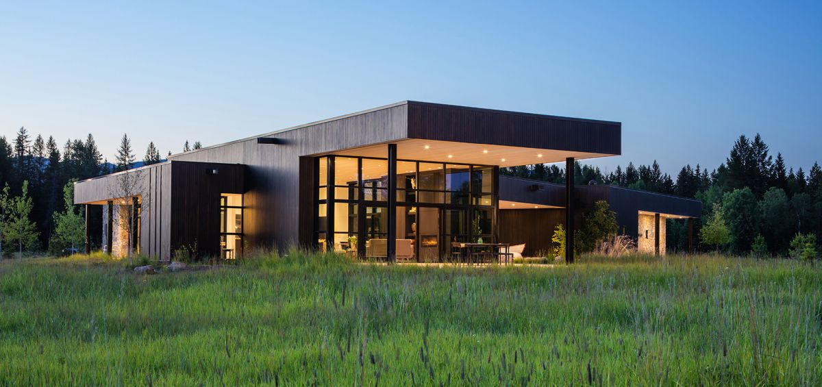 This contemporary house in Montana sits in beautiful natural surroundings and is at the confluence of two rivers