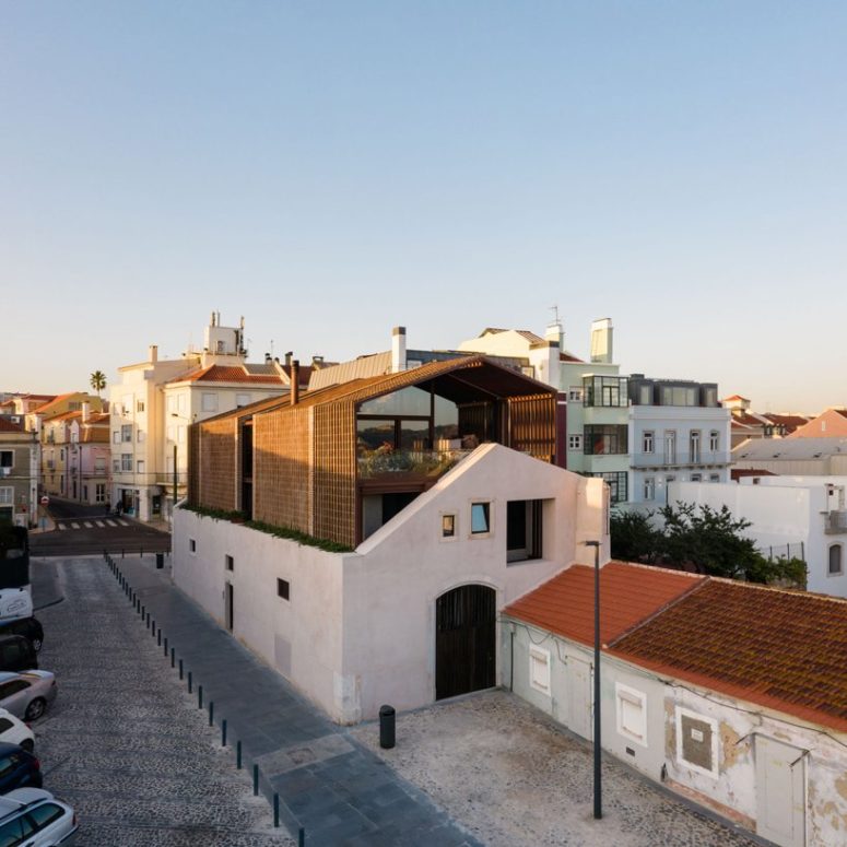 This house in Lisbon is a beautiful dwelling that unites traditional touches and modern warehouse aesthetics and such a combo makes it unique