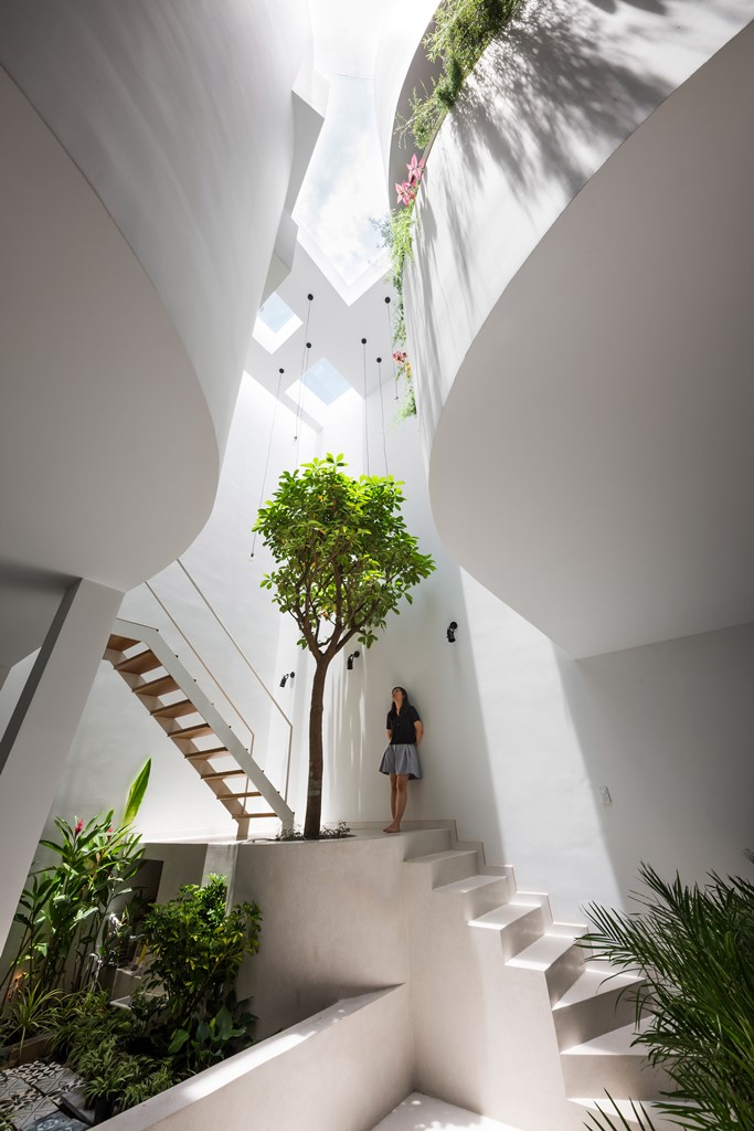 Contemporary House With A TripleHeight Atrium DigsDigs