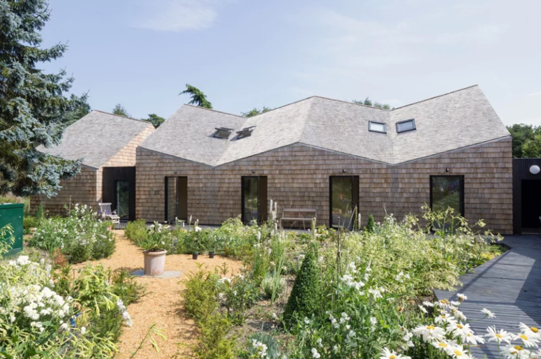 The house features 5 rooms, each of them with large floor to ceiling windows and skylights, and there's a cozy mini graden next to the home The house features 5 rooms, each of them with large floor to ceiling windows and skylights, and there's a cozy mini graden next to the home