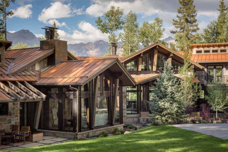 The house is modern, with a strong rustic vibe and a connection to nature