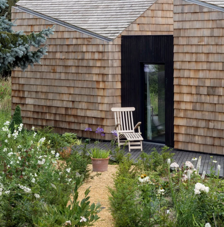 Such black wooden entances to the garden add a more modern touch to the house and a refined look