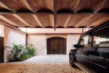 04 The combo of stone, brickwork and wood make the exterior look traditional yet industrial and modern