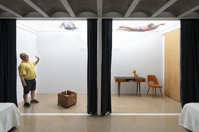 The net allows visibility and interaction between the first floor and second floor, and it becomes a play or rest space The net allows visibility and interaction between the first floor and second floor, and it becomes a play or rest space