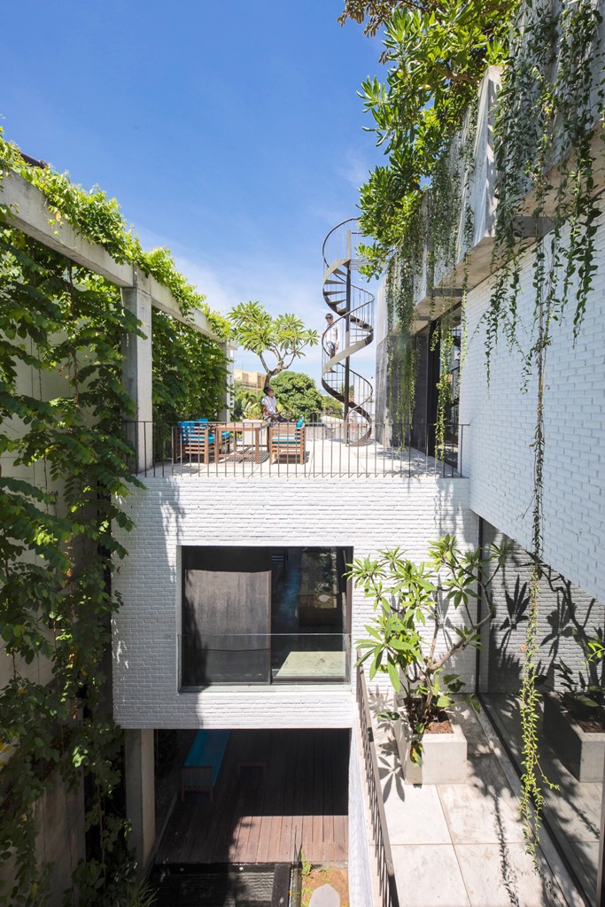 There are several terraces where the owners may enjoy fresh air, sunlight and aromas coming from the blooms There are several terraces where the owners may enjoy fresh air, sunlight and aromas coming from the blooms