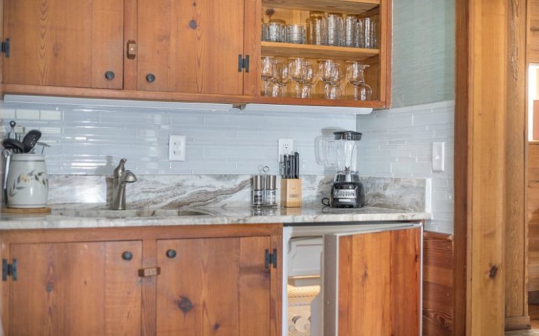 The contrast between the rich stained cabinets and grey and light blue is a stylish and refined idea The contrast between the rich stained cabinets and grey and light blue is a stylish and refined idea