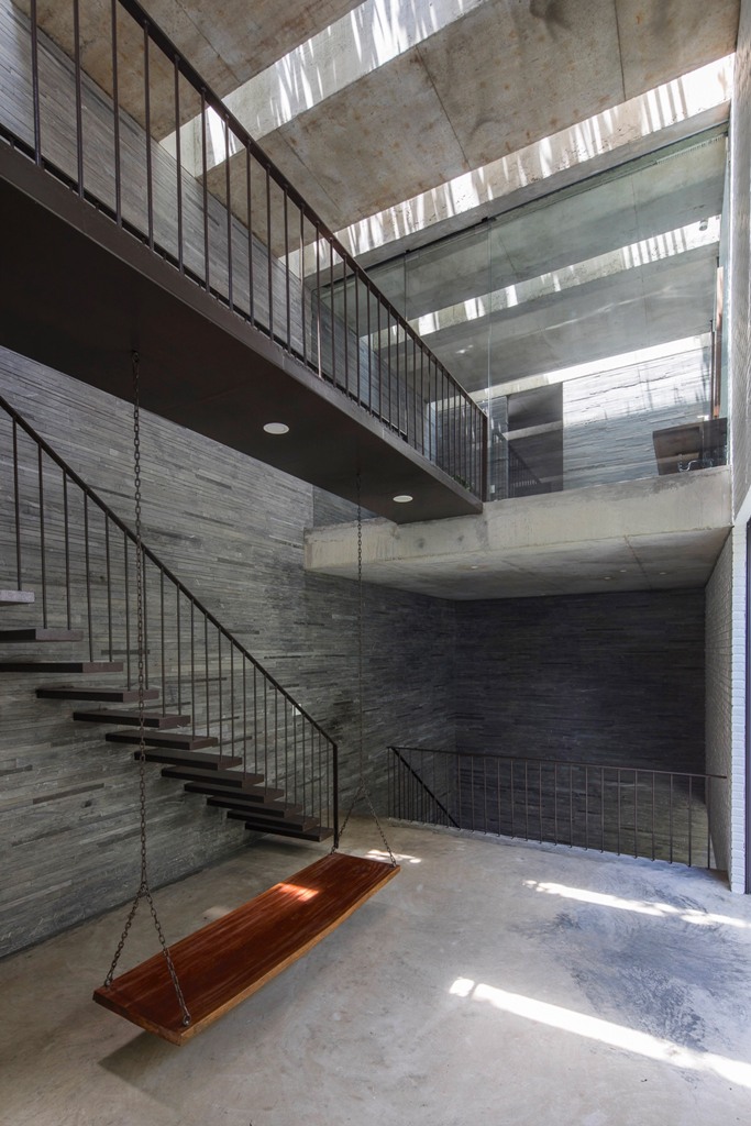 Touches of industrial style like stone, concrete, metal and glass contrast the greenery spaces outdoors Touches of industrial style like stone, concrete, metal and glass contrast the greenery spaces outdoors