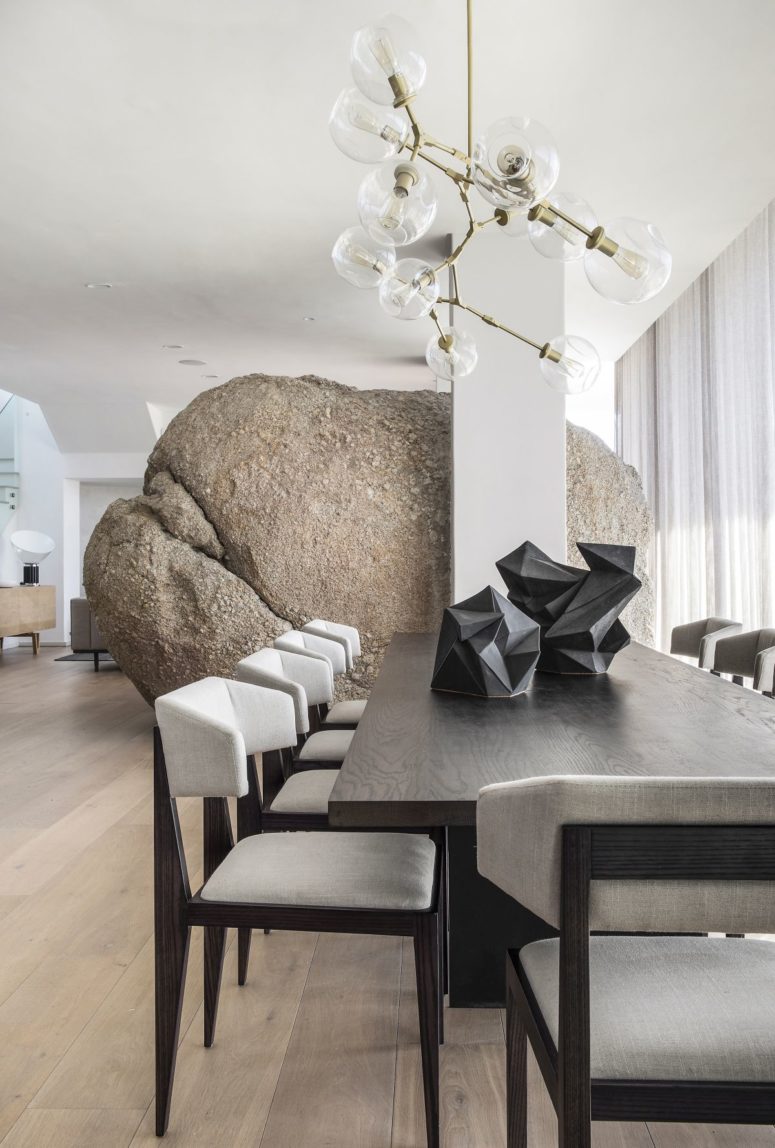 This gorgeous home in cape Town is a waterfront one, and it features luxurious design and an unbelievable space divider   a large rock