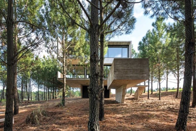 The house was risen from the ground to reduce the impact on the environment and get better views of the surroundings The house was risen from the ground to reduce the impact on the environment and get better views of the surroundings