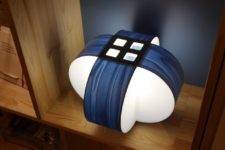 02 an accent table lamp in white and classic blue – a bold 3D piece for a fashionable statement in your space