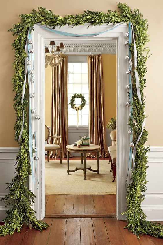 25 Christmas Greenery Garlands For Indoors And Outdoors DigsDigs