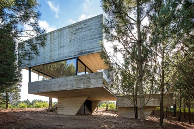 The house has a fully glazed level to enjoy the views and sunshine and these are public spaces opened to outdoors The house has a fully glazed level to enjoy the views and sunshine and these are public spaces opened to outdoors