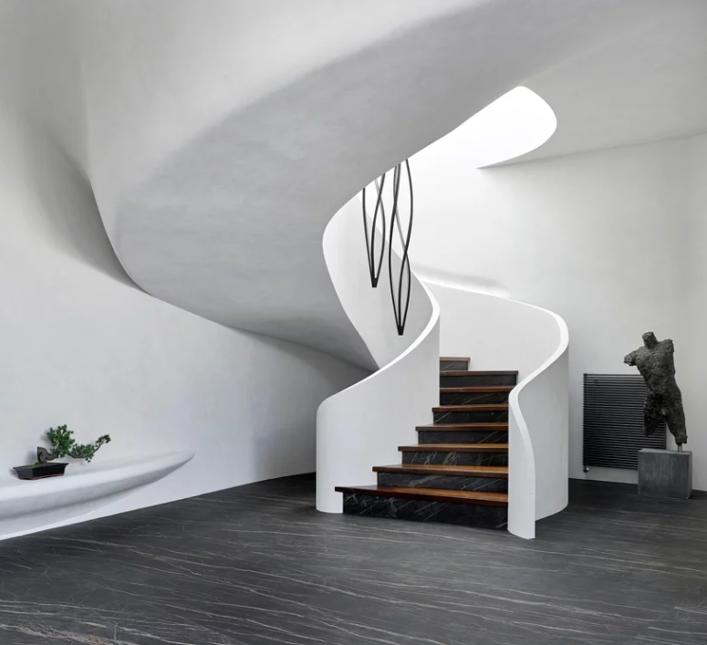 The inner spaces are decorated with echoing to Japanese aesthetics and with artworks and sculptures of various kinds