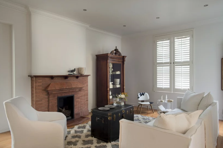 The living room is small and is decorated with vintage furniture, there's a built in fireplace and a gorgeous chest The living room is small and is decorated with vintage furniture, there's a built-in fireplace and a gorgeous chest