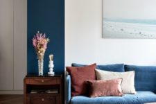 08 a classic blue sofa and a matching accent wall is a gorgeous idea that will bring a calm and cozy feel to the space