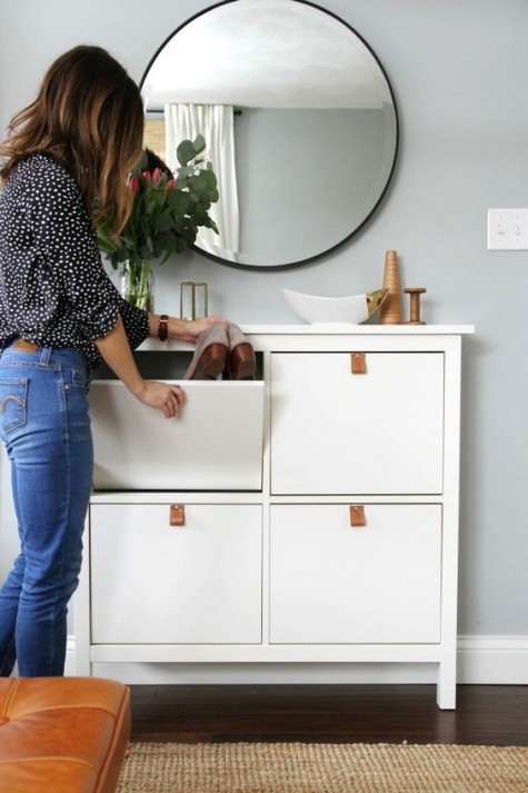 يعد اختراق خزانة IKEA Hemnes الأنيق والبسيط مع شرائط جلدية طريقة رائعة لتجميل قطعة تخزين بسيطة