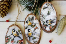 11 gorgeous wood slice Christmas ornaments with painted birds on trees are very wintry – use stickers if you can’t paint