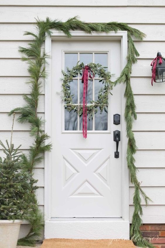 25 Christmas Greenery Garlands For Indoors And Outdoors - DigsDigs