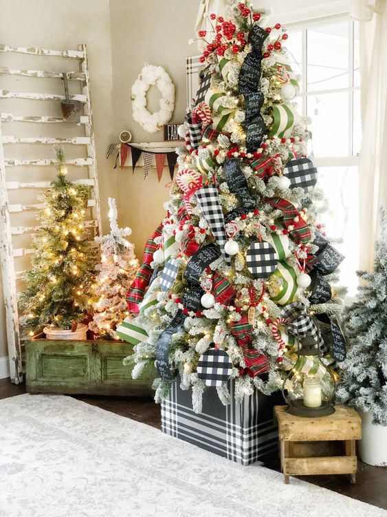 86 Beautiful Multiple Christmas Trees Ideas - DigsDigs