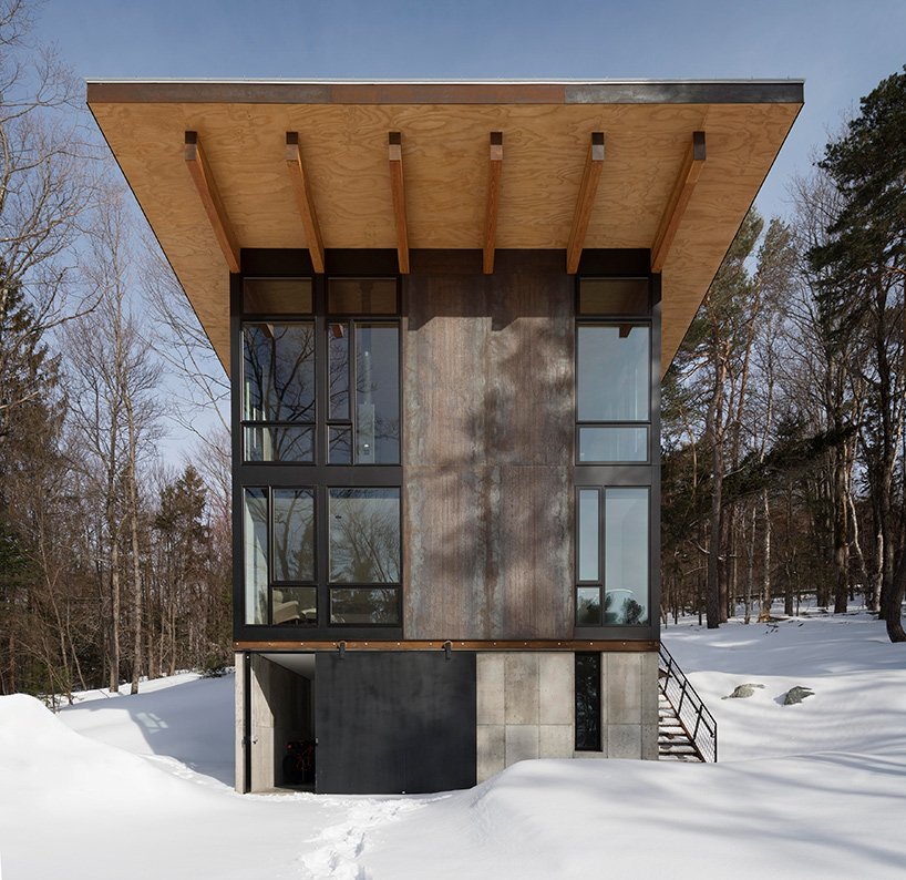 This stylish contemporary cabin of glass and wood is a perfect palce to get closer to each other and to nature