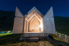02 The cabin is only 6 square meters and it features only a bedroom with minimal furniture, though it can accommodate up to 4 people