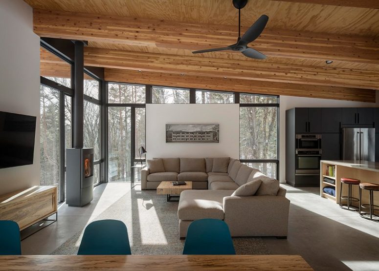 The interiors of the cabin are neutral with some colorful touches and the focus is at the views