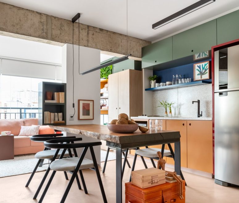 The kitchen and the balcony are now connected and only separated by a pillar, which brings much light inside The kitchen and the balcony are now connected and only separated by a pillar, which brings much light inside