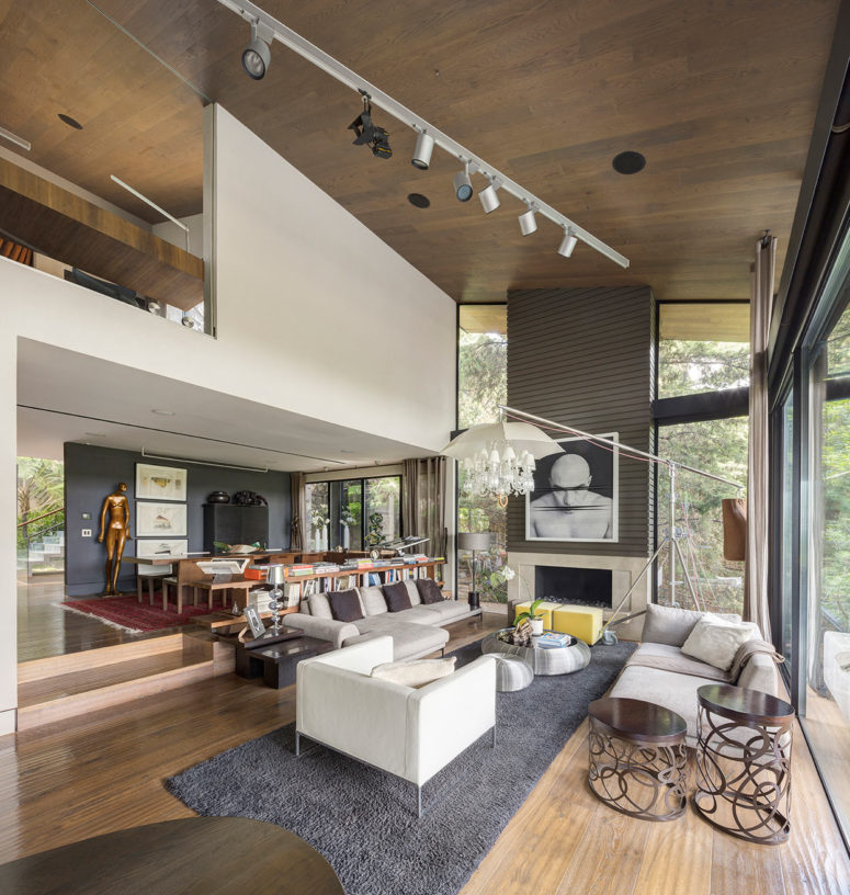 The living room is united with the dining space, there's stylish contemporary furniture, chic artworks, lots of books and lights The living room is united with the dining space, there's stylish contemporary furniture, chic artworks, lots of books and lights