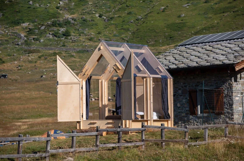 The cabin is made of birch plywood and of glass and can be assembled in 2 hours, curtains will keep privacy of the owners