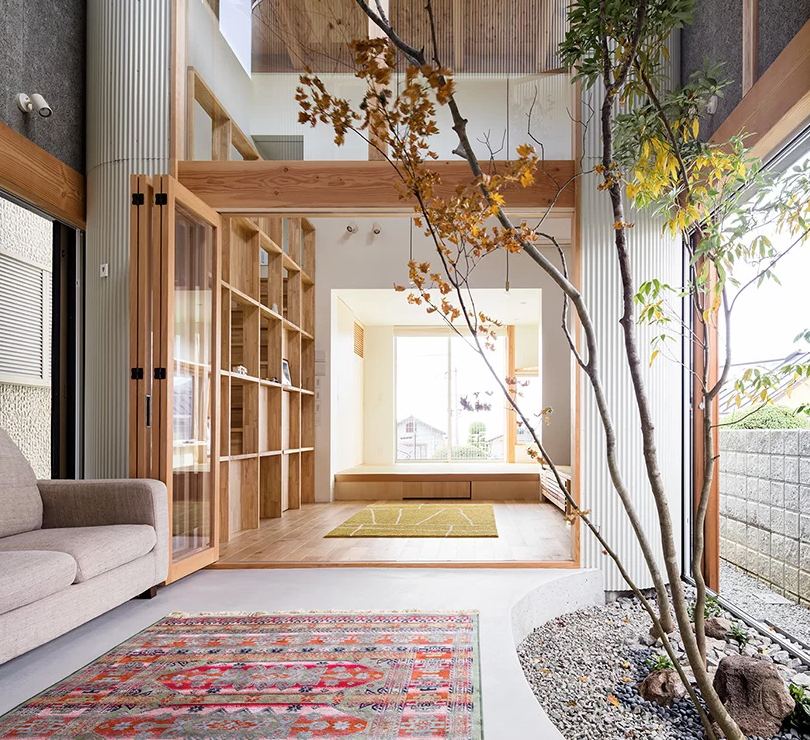 The house is decoated in minimalist style, with much natural wood and glass partitions