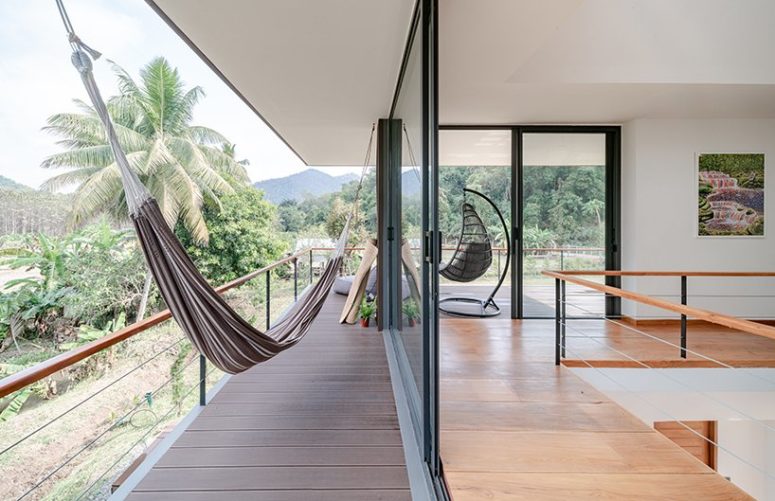 The spaces can be easily opened to outdoors with sliding doors, the terraces are decorated in accordance with inside to create a cohesive space The spaces can be easily opened to outdoors with sliding doors, the terraces are decorated in accordance with inside to create a cohesive space