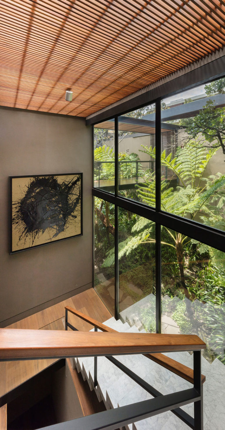 Around the house there are lots of green trees that make the spaces fele alive as they seem to be integrated here with glazed walls Around the house there are lots of green trees that make the spaces fele alive as they seem to be integrated here with glazed walls