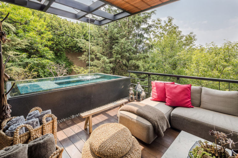 The main living area extends to the terrace with a jacuzzi and a tree view, which is veyr relaxing and very welcoming