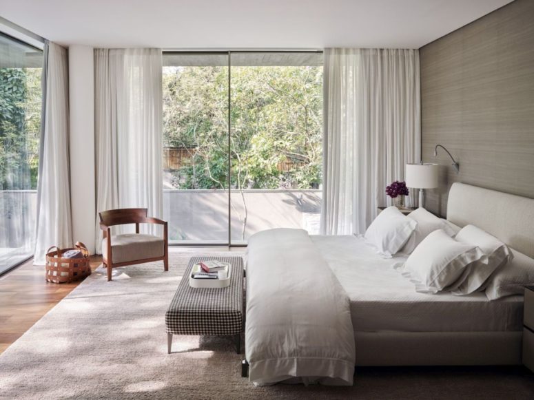 The bedrooms are positioned in the middle, sandwiched between the leisure areas above and below them The bedrooms are positioned in the middle, sandwiched between the leisure areas above and below them