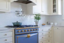 19 a blue vintage-inspired cooker with shiny gold touches gives all the chic to the kitchen at once