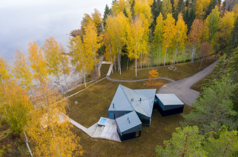 3 Square House is a minimalist home, the design of which is centered around the views of the lake and forest 3 Square House is a minimalist home, the design of which is centered around the views of the lake and forest