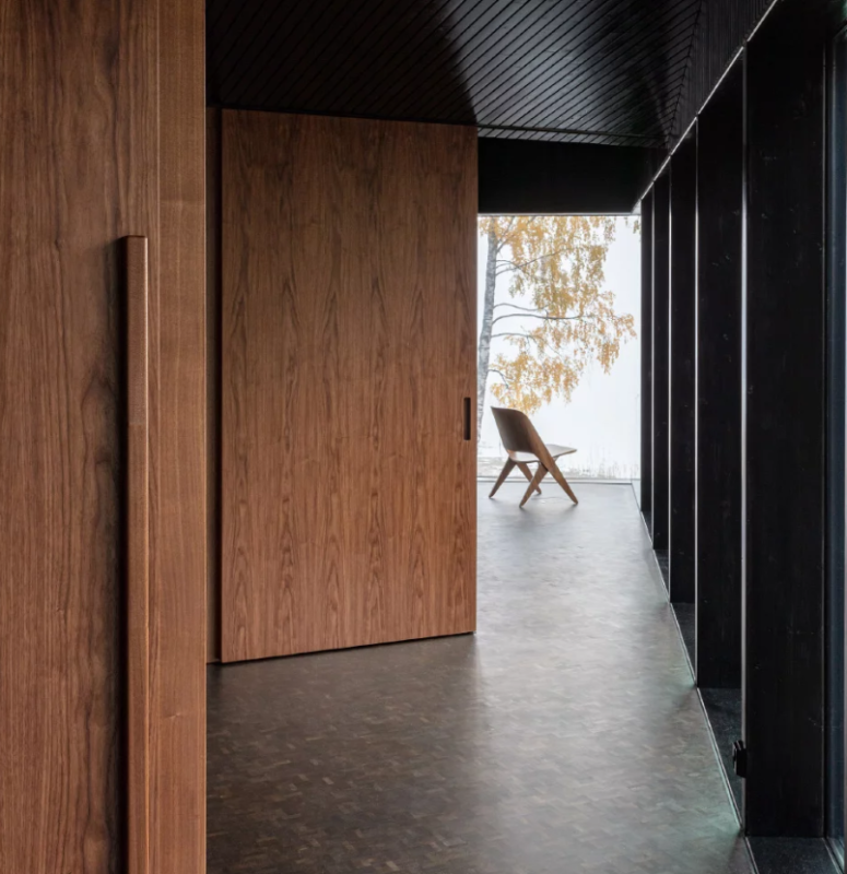 The use of materials inside helps the house to merge with nature