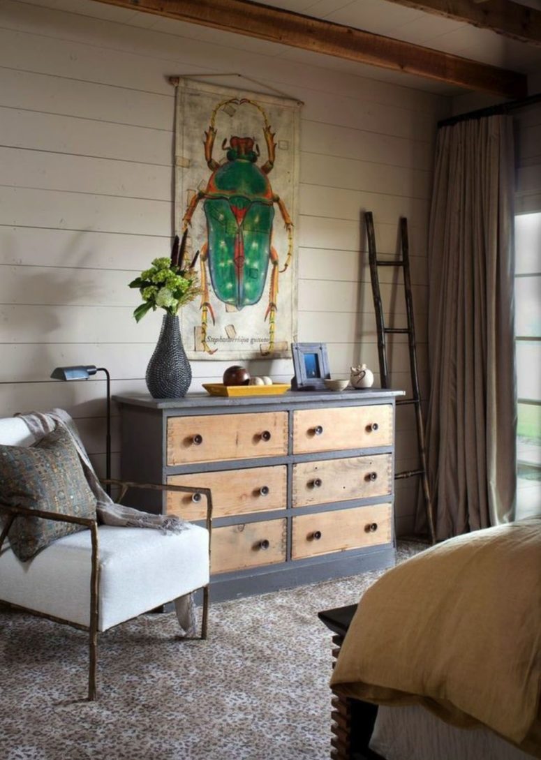 There are quirky artworks, catchy metal and wood furniture, metal lamps