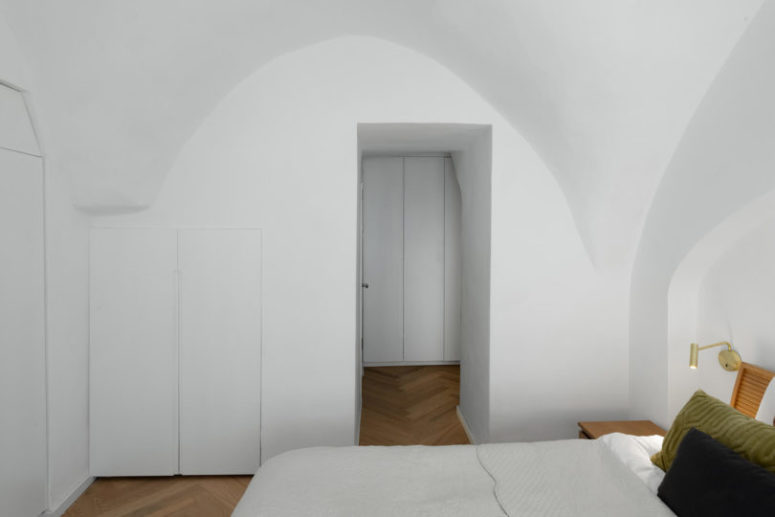 There's much sleek hidden storage space here, too, and it's a very smart decision