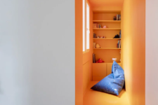 10 There’s a kids’ reading nook with bright plywood walls and built-in shelves