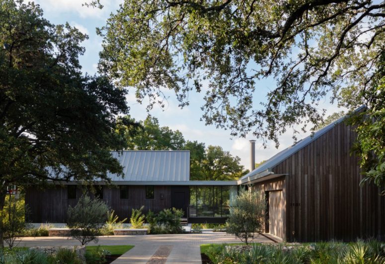 The house is built in 2 volumes and arranged in an L shape