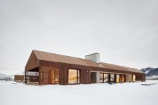 02 The house retains certain similarities with rustic barns but has a simple and modern aesthetic